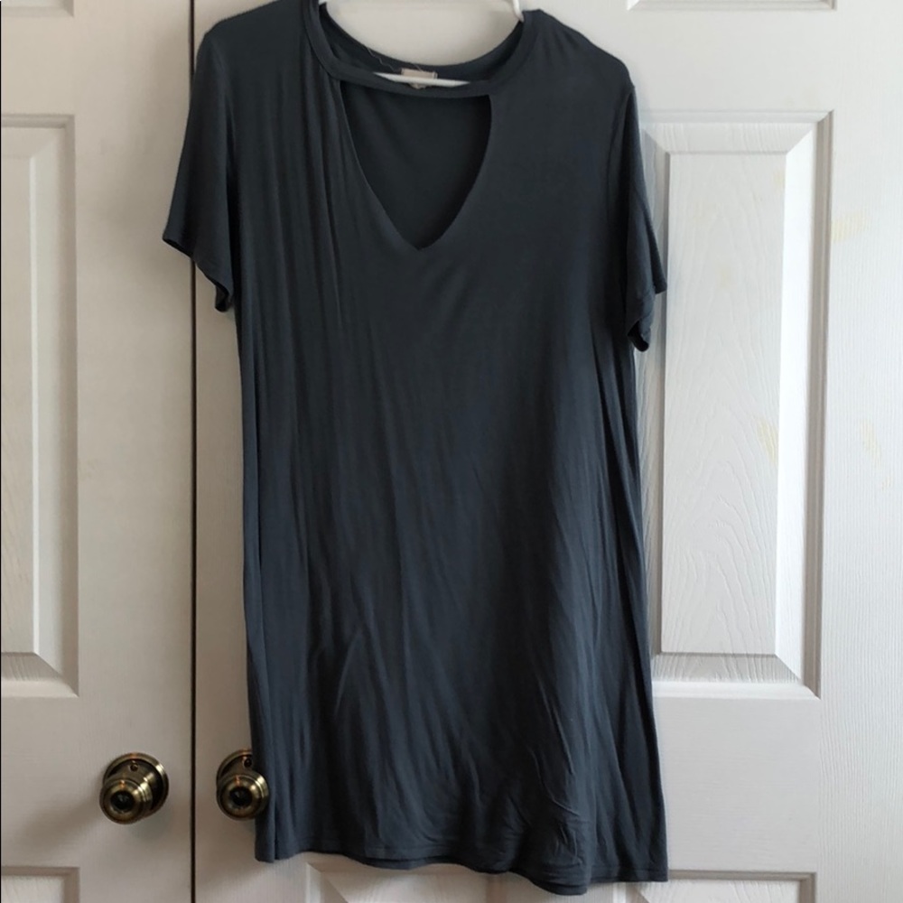 T-shirt Dress w Neck Cut Out